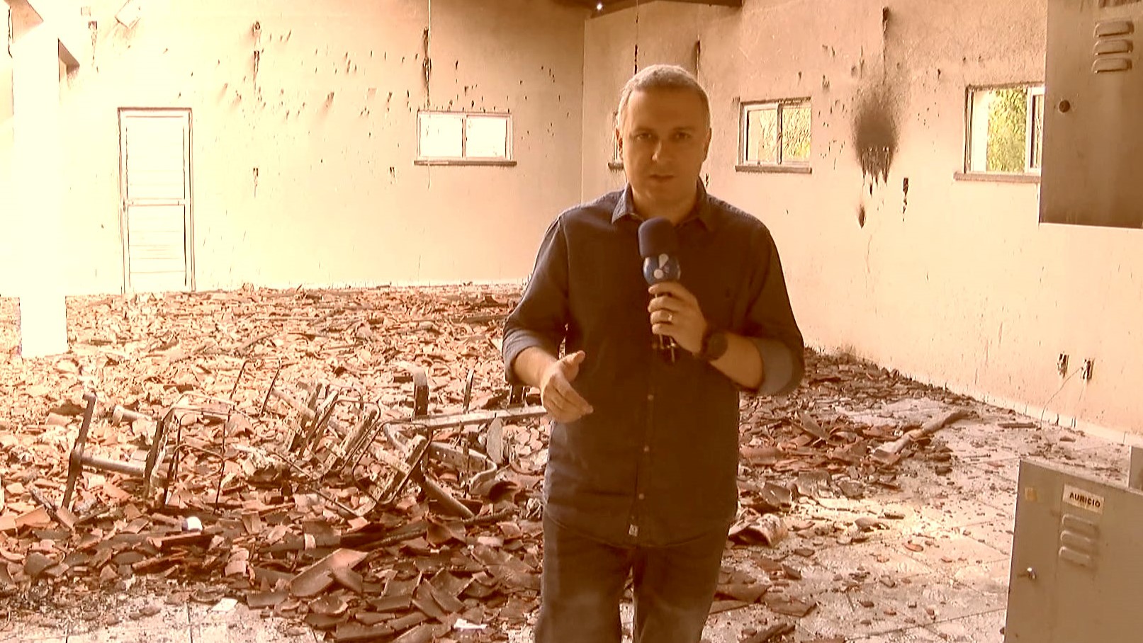 Repórter Emerson Tchalian em meio aos destroços de um dos ataques no Ceará no Documento Verdade