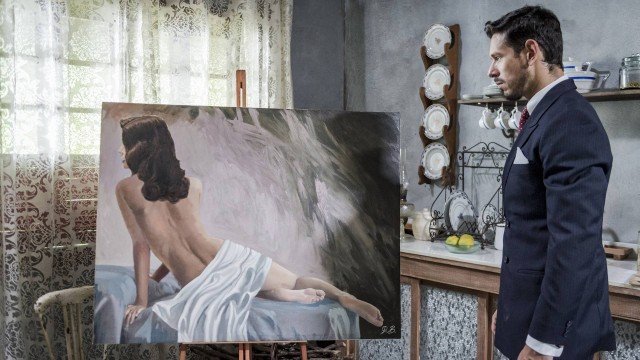 Gustavo Bruno (Joao Vicente de Castro) encontra pintura de Julia (Vitoria Strada) seminua em Espelho da Vida