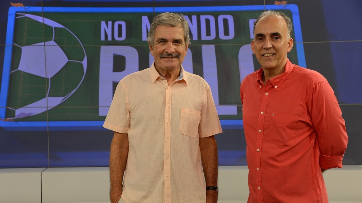 Equipe de esportes do programa No Mundo da Bola no estúdio da TV Brasil.