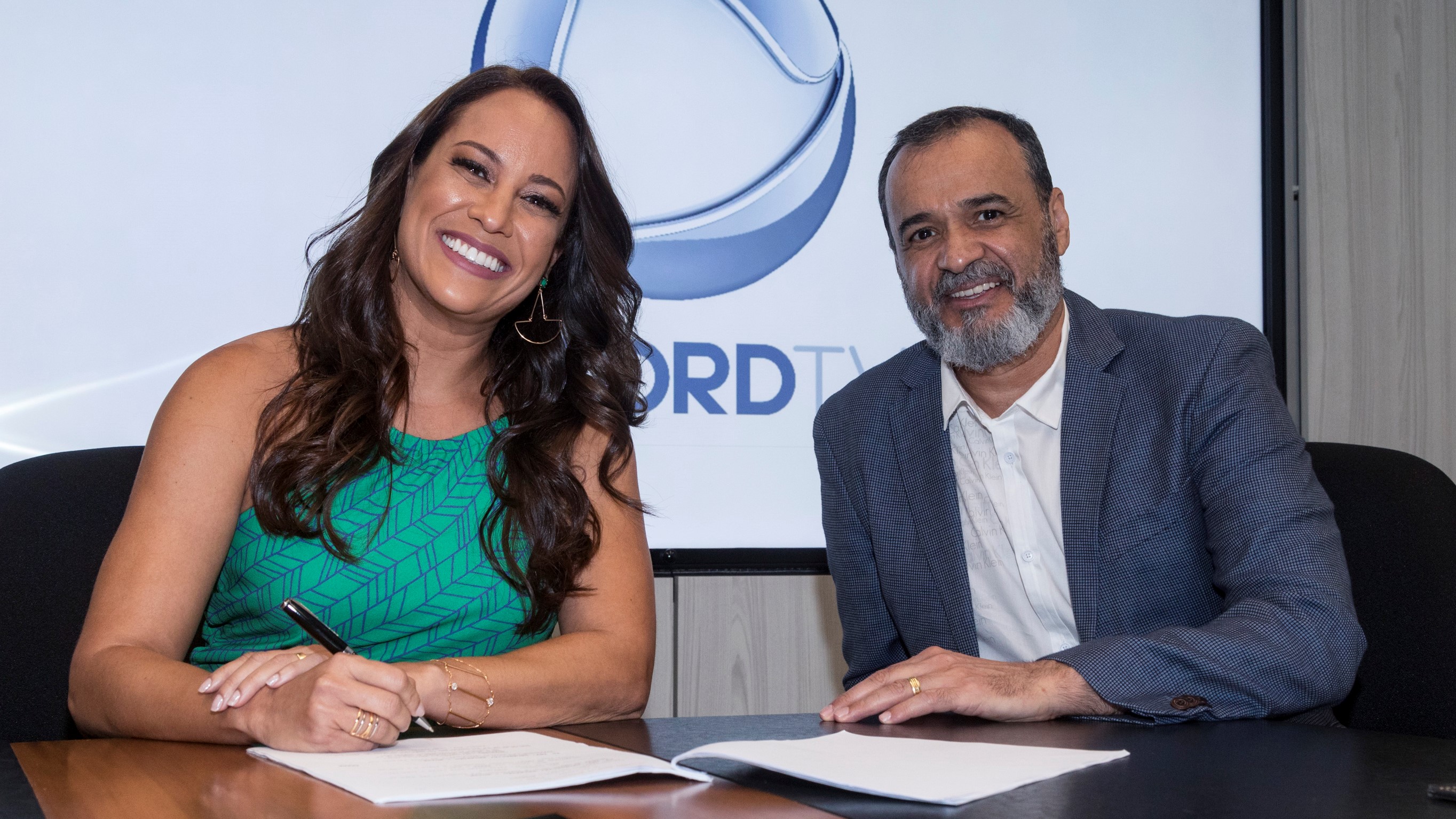 Renata Alves renova contrato com Record TV