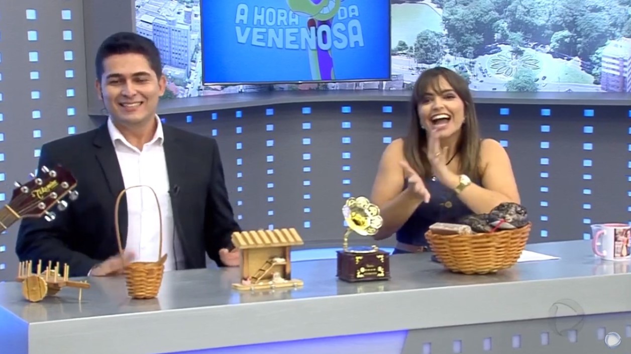 Apresentadores do quadro A Hora da Venenosa na Record TV Goiás