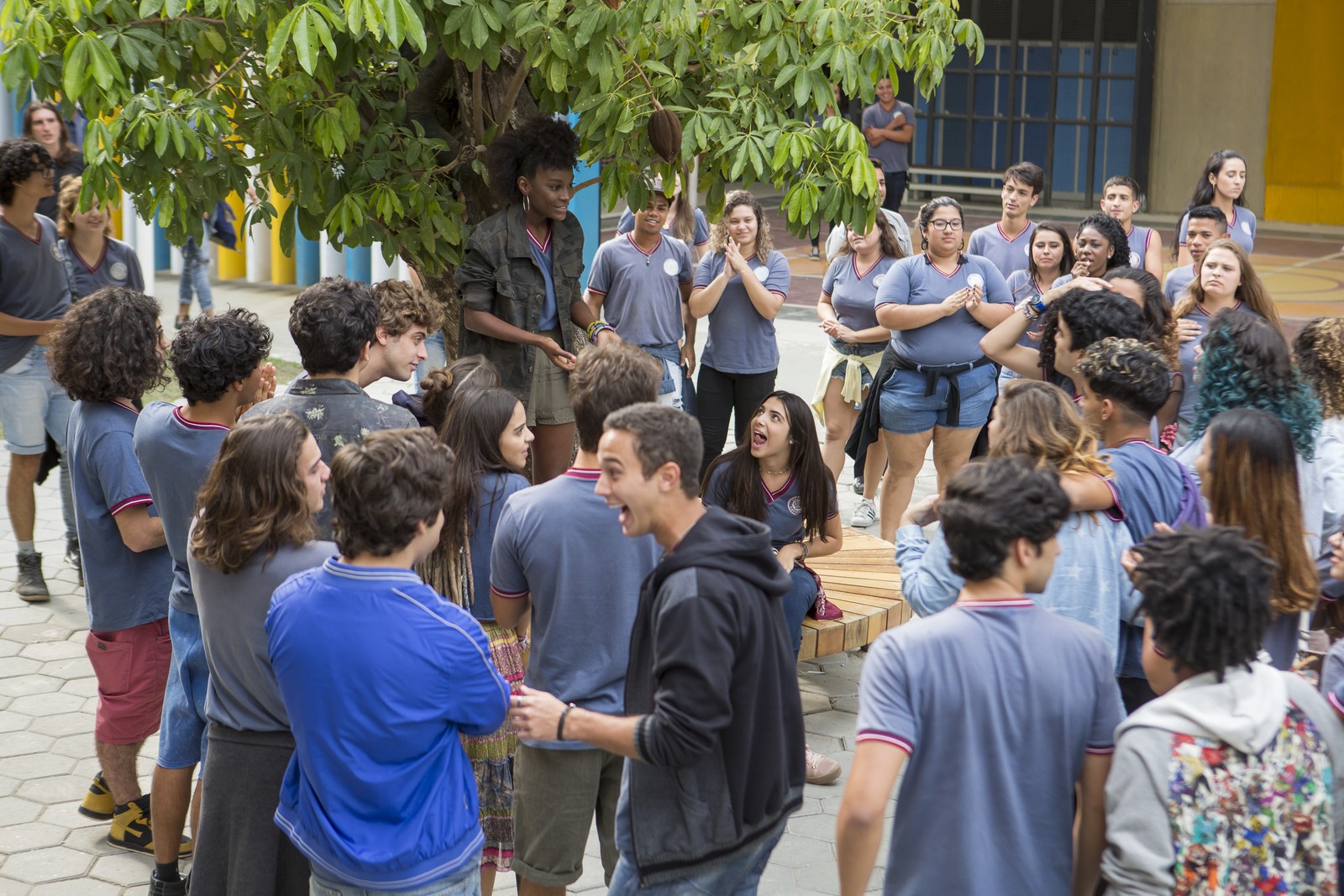 Alunos do Sapiencia protestam contra Solange (Fernanda Paes Leme) em Malhacao Vidas Brasileiras