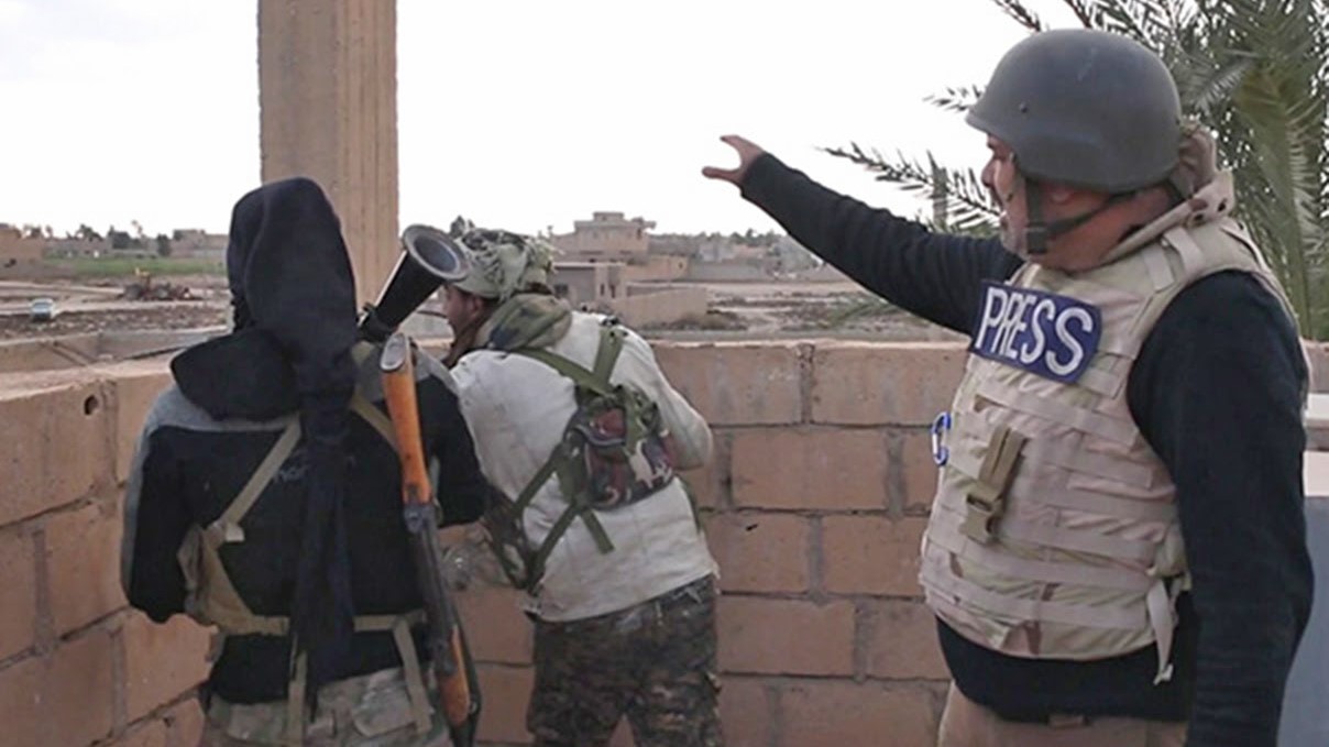 O repórter Yan Boechat (à direita) acompanha a ação de tropas curdas