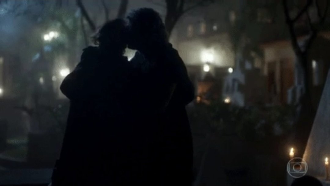 León (Murilo) e Valentina se beijam em O Sétimo Guardião