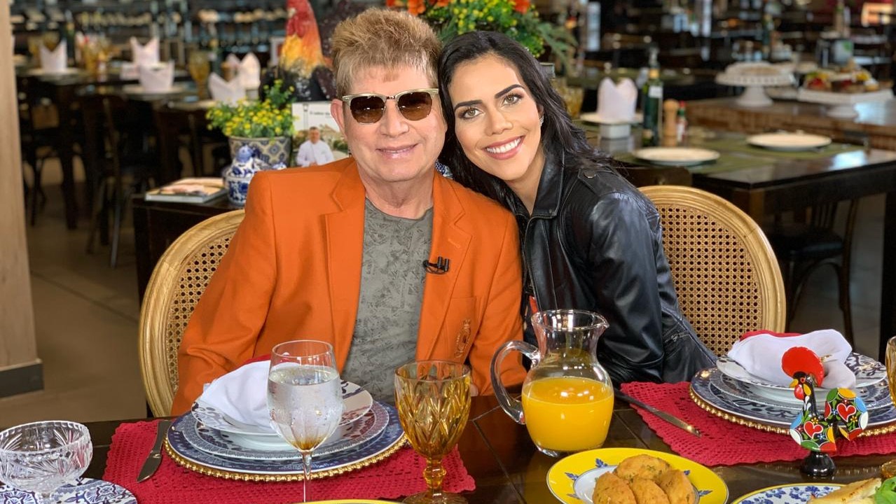 A apresentadora Daniela Albuquerque e o cantor Roberto Leal no programa Sensacional