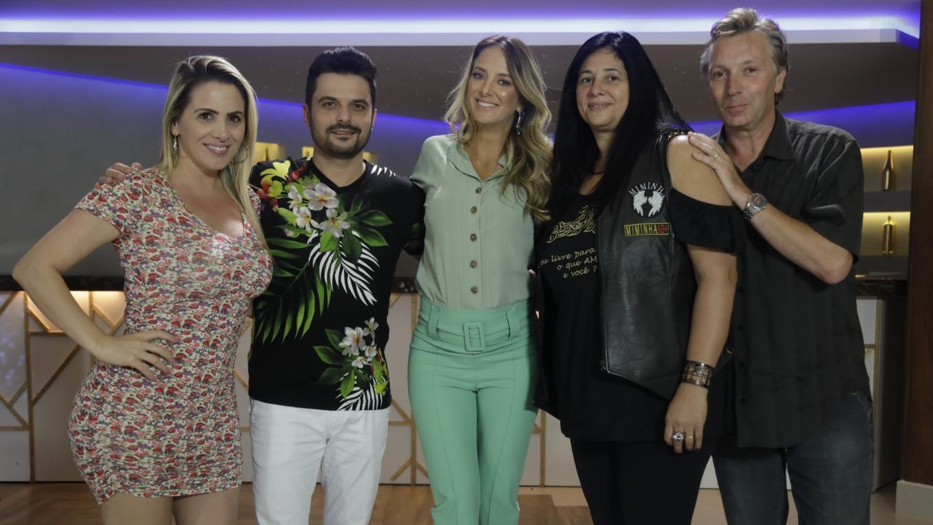 Participantes do terceiro episódio do Troca de Esposas e a apresentadora Ticiane Pinheiro