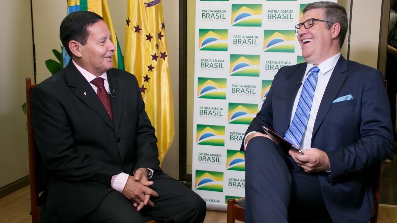 General Hamilton Mourão, vice-presidente da República, conversando com Felipe Vieira