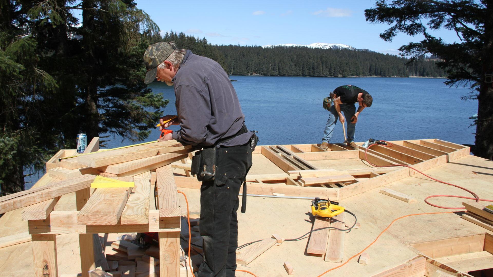 Bob May e Leon Lester trabalhando num episódio de Construções no Alasca