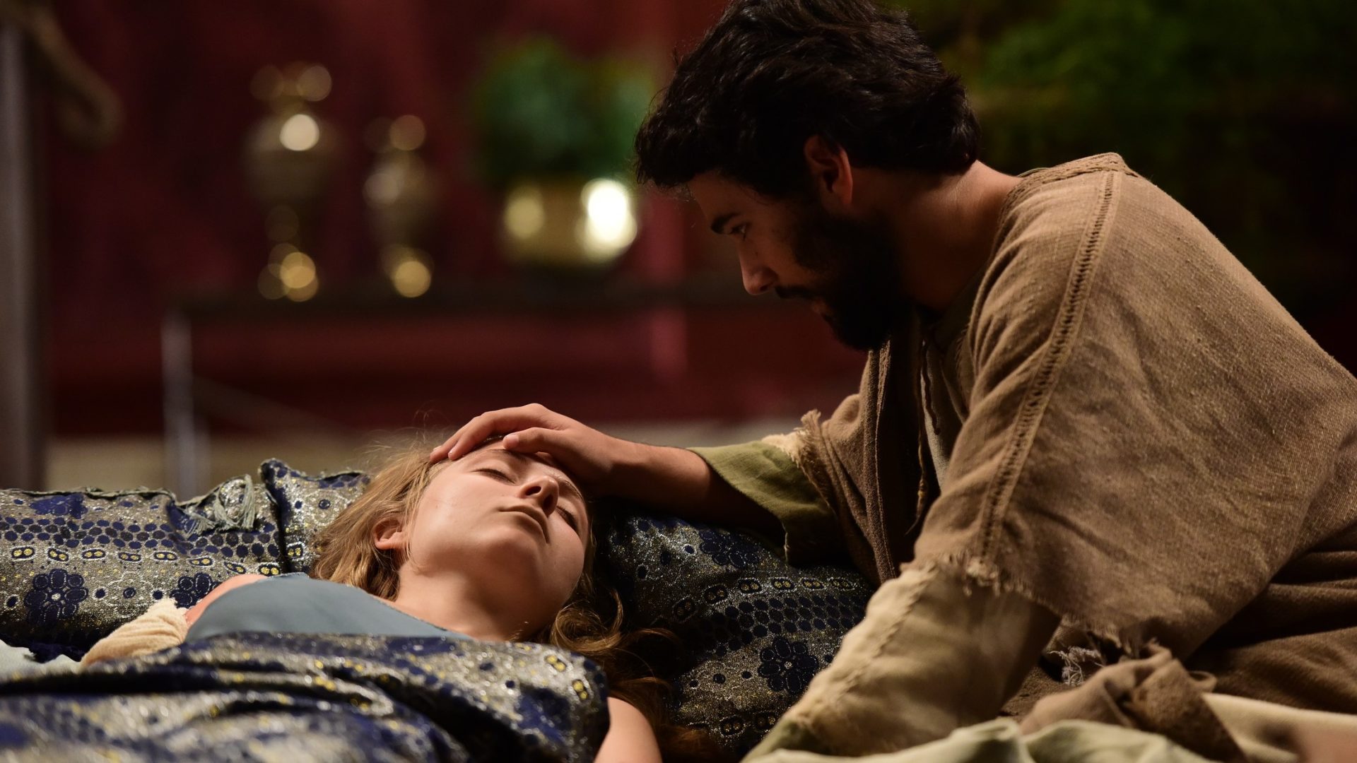 Helena (Júlia Maggessi) é curada por João (Rafael Gevú) em Jesus