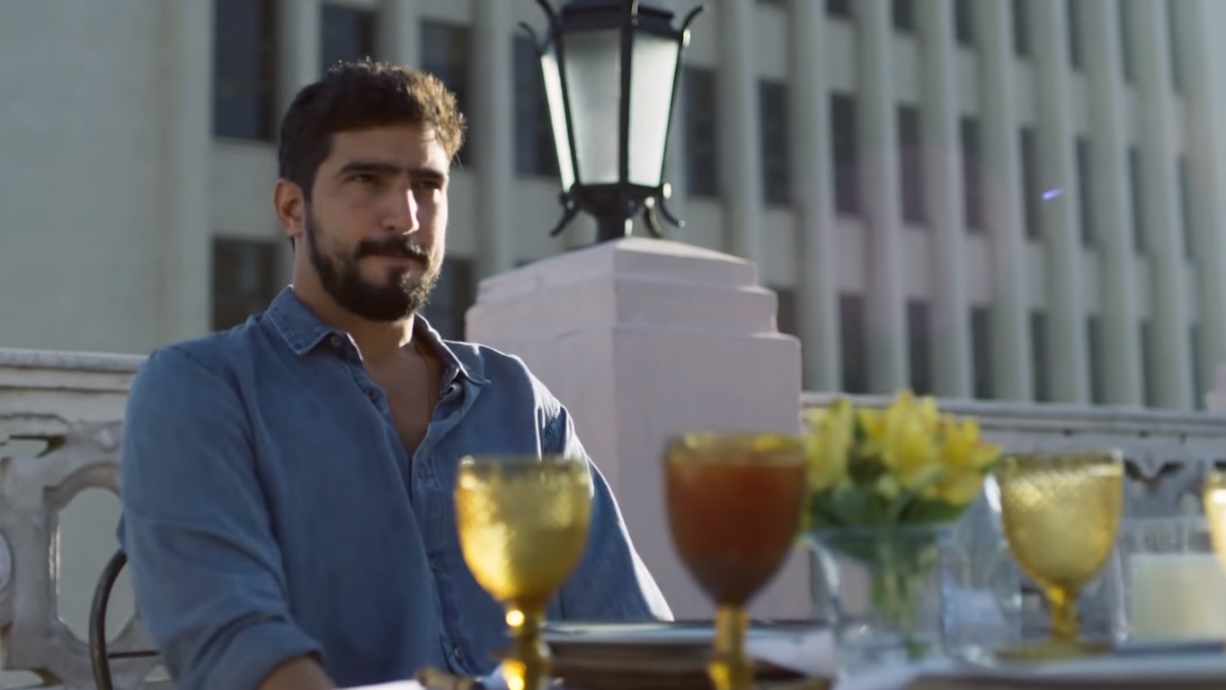 Jamil (Renato Góes) espera por Laila em restaurante em Órfãos da Terra