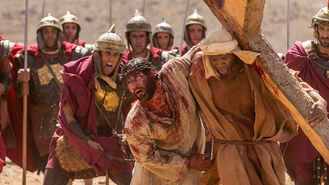 Jesus (Dudu Azevedo) carrega a própria cruz pela cidade de Jerusalém (Foto: Edu Moraes/ Record TV)