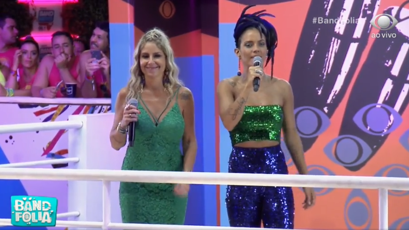 Patrícia Maldonado durante transmissão do Band Folia com a cantora Ju Moraes