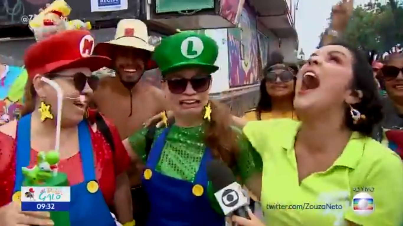 Reporter Camila Torres foi surpreendida durante entrevista no Carnaval