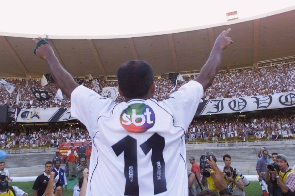 Romario veste a camisa do Vasco com o logo do SBT 