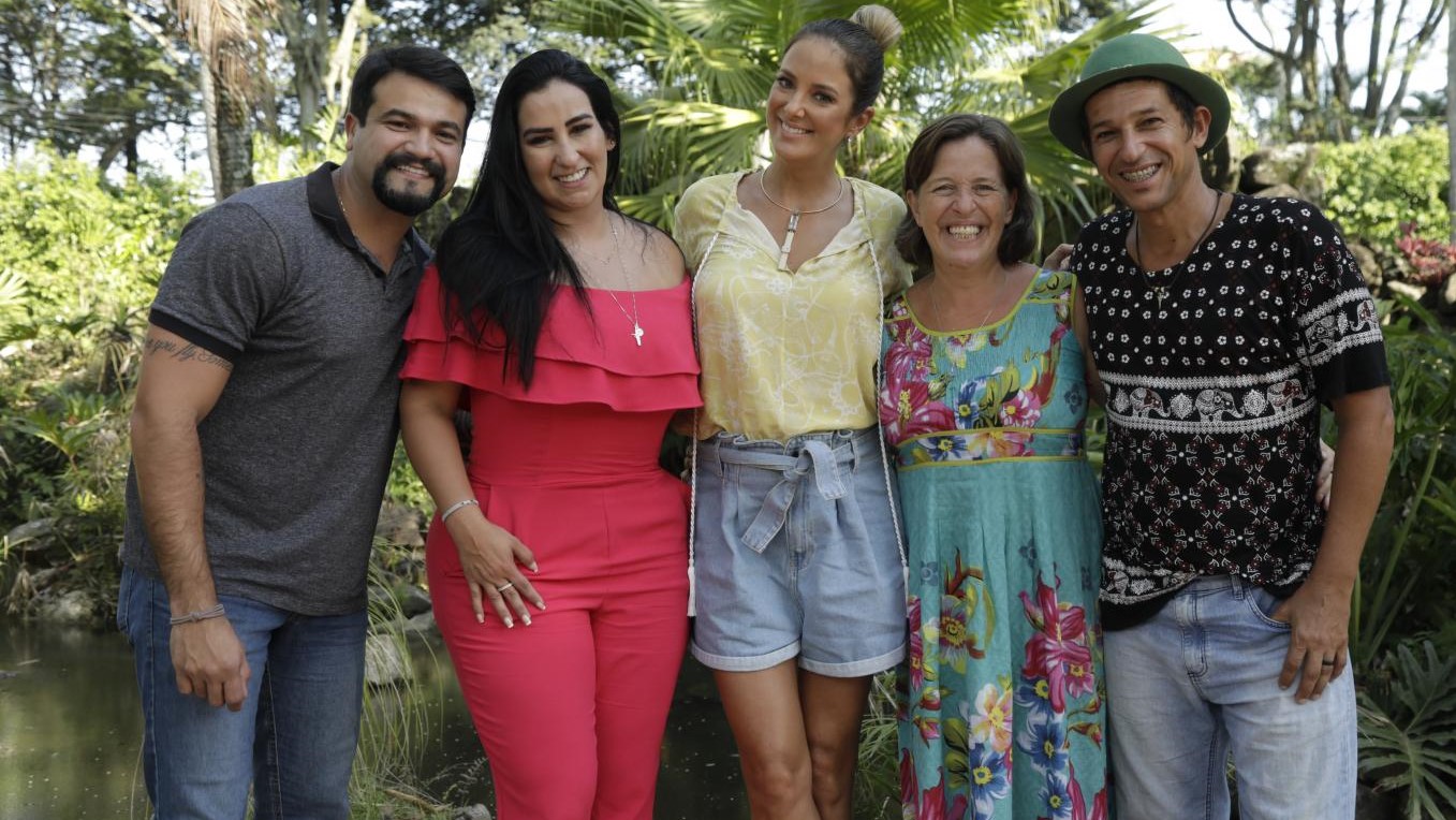 A apresentadora Ticiane Pinheiro e os personagens do sétimo episódio do Troca de Esposas