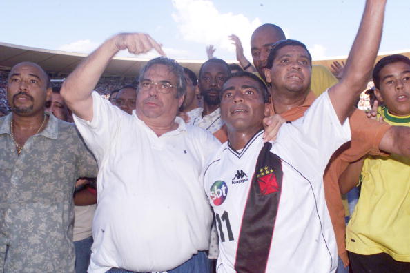 Eurico Miranda e Romário vestindo uniforme com o logo do SBT