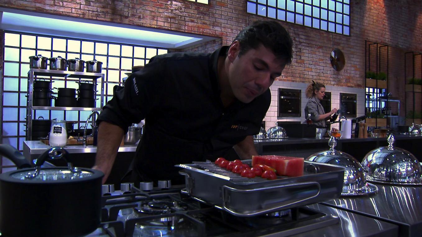 Felipe Bronze cozinha no primeiro episódio do Top Chef