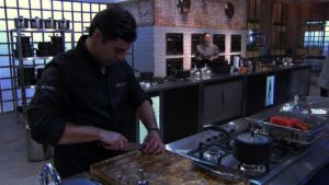 Felipe Bronze cozinha no primeiro episódio do Top Chef