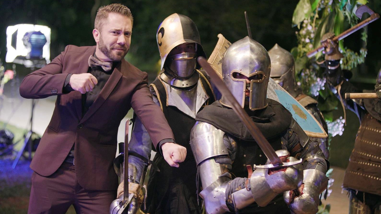 Lucas Anderi e os atores vestidos com armaduras festa do Fábrica de Casamentos