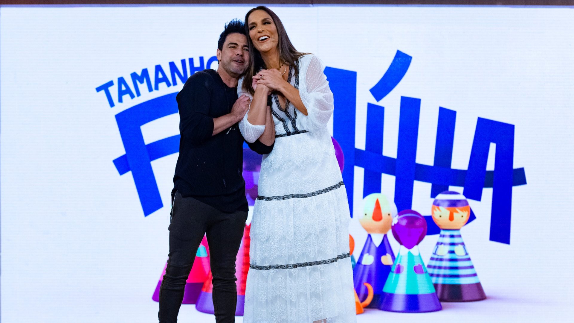 Zeze di Camargo e Ivete Sangalo no palco do programa Tamanho Família