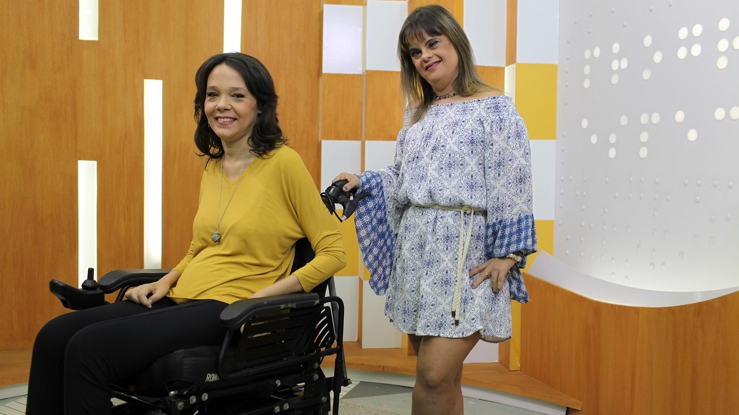 Juliana Oliveira e Fernanda Honorato no palco do Programa Especial