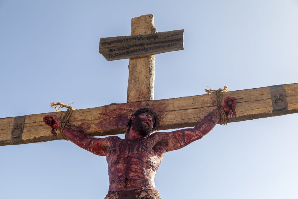 Jesus, interpretado por Dudu Azevedo, pregado na cruz