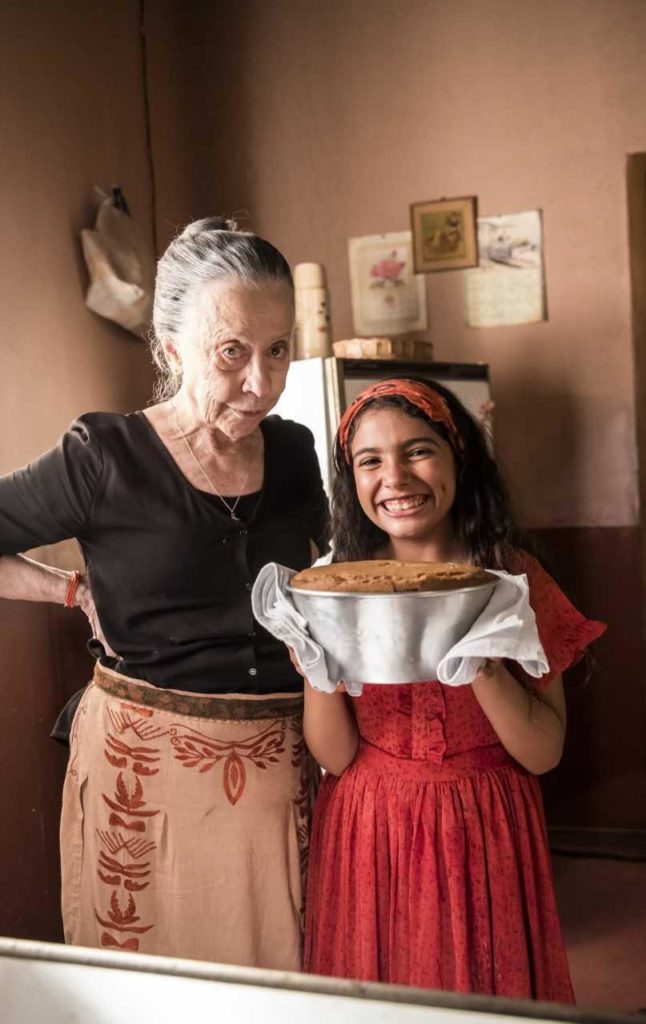 Vó Dulce (Fernanda Montenegro) ensinou Maria da Paz (Juliana Paes) a fazer seu primeiro bolo