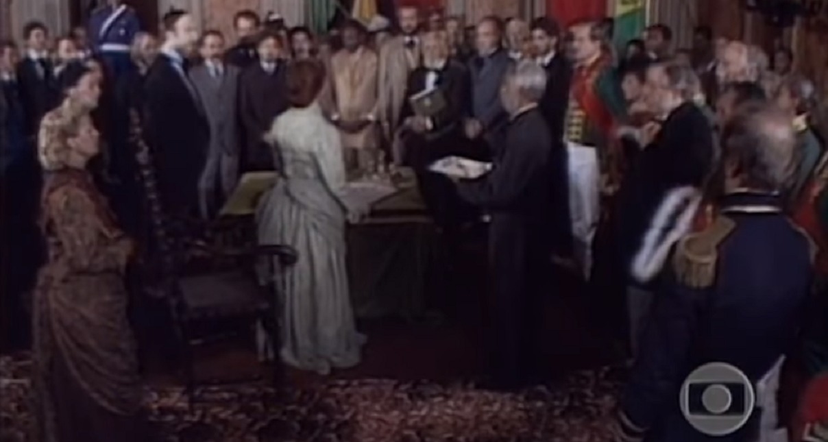 Cena da assinatura da Lei Áurea pela Princesa Isabel na minissérie Abolição (1988) (Reprodução/Memória Globo)