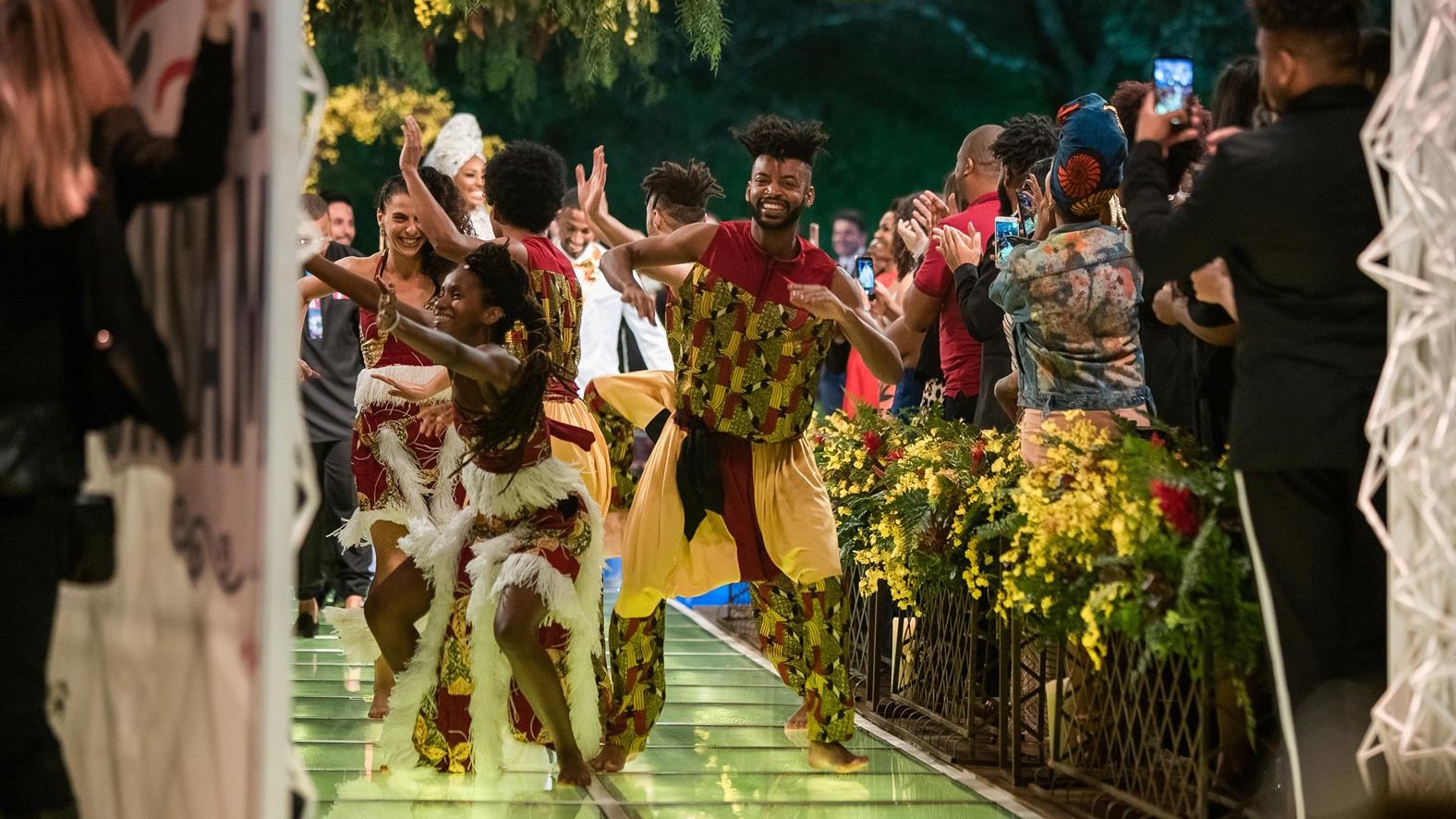 Dançarinos se apresentando no Fábrica de Casamento com temática africana