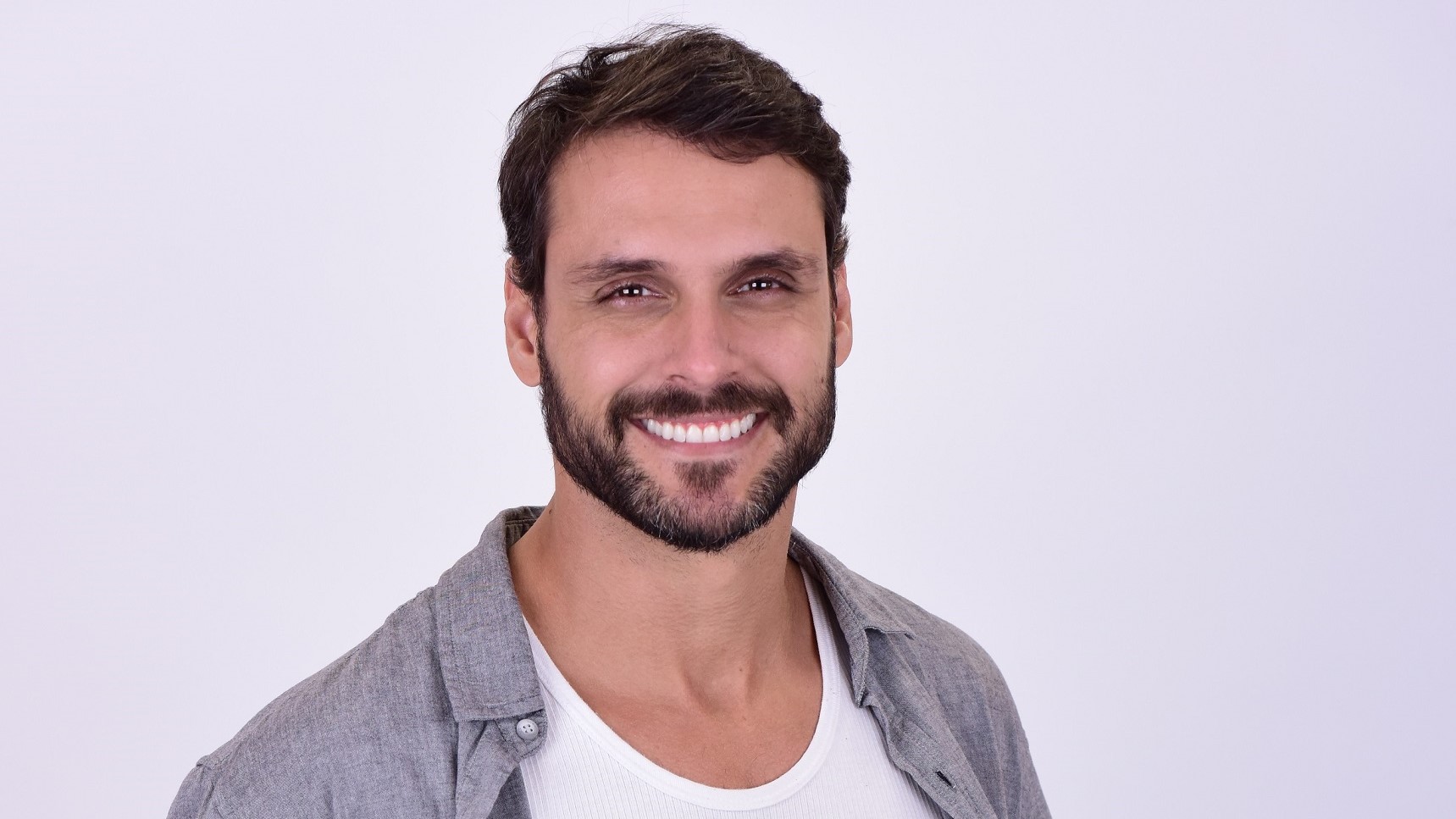 Felipe Cunha como o protagonista Antônio da novela Topíssima
