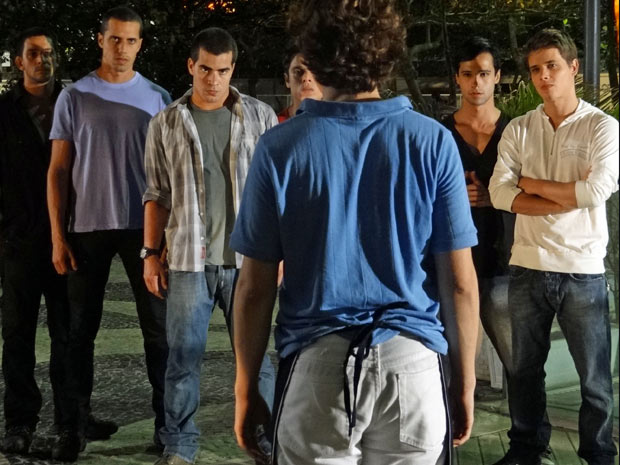 Gilvan (Miguel Roncato) é pego de surpresa pela gangue de Vinicius (Thiago Martins) em Insensato Coração