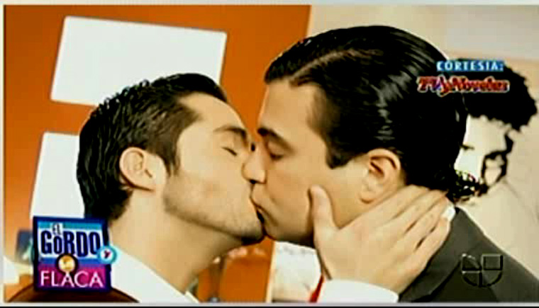 José Ron beijou Jaime Camil em série da Televisa (Reprodução: Televisa S.A