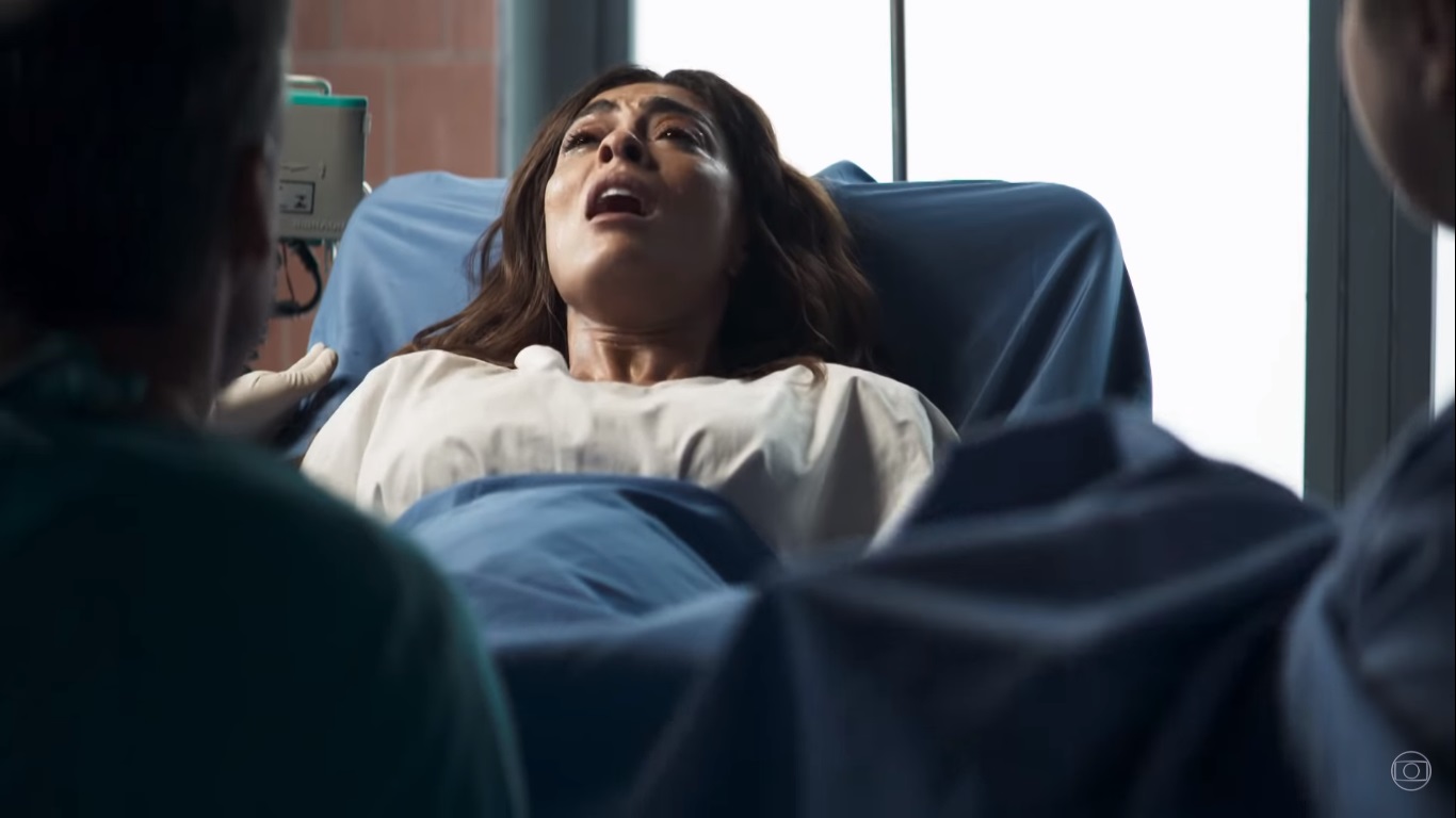 Maria da Paz (Juliana Paes) entra em trabalho de parto