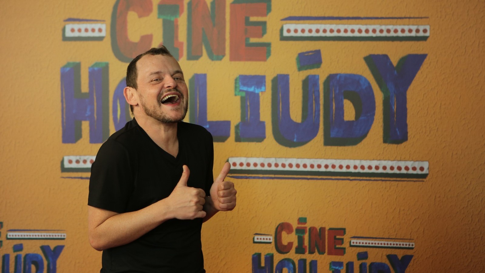 Matheus Nachtergaele no lançamento da série de Cine Holliúdy