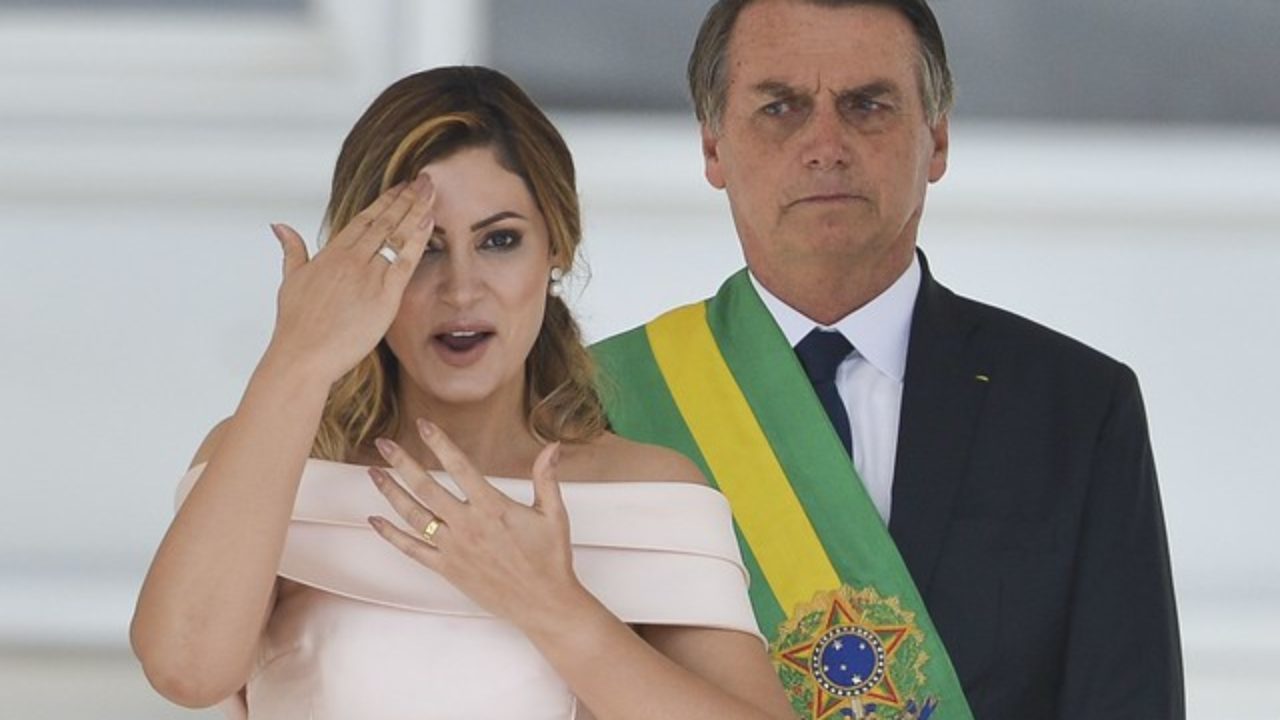 Primeira-dama Michelle Bolsonaro discursa em libras