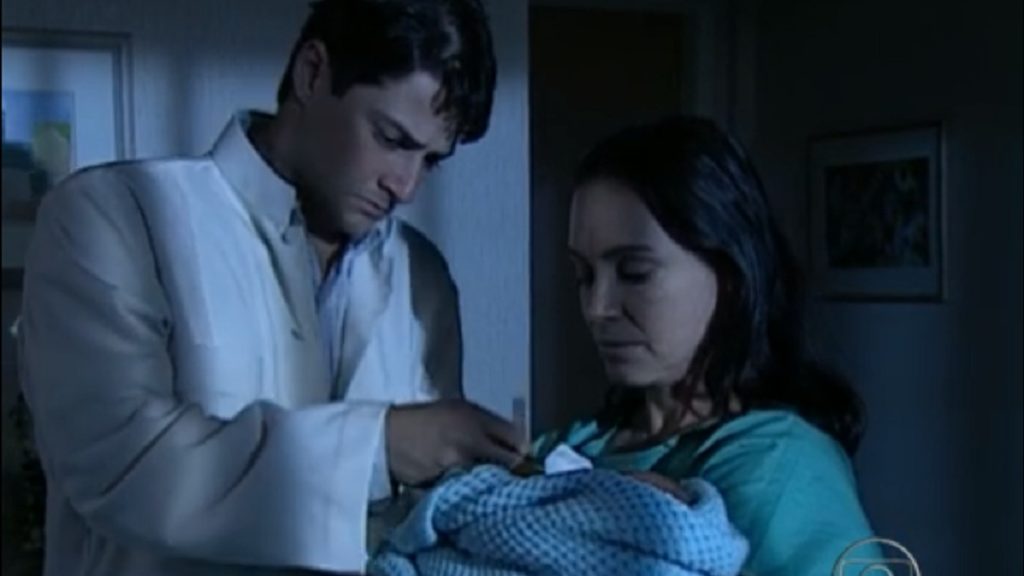 César (Marcelo Serrado) e Helena (Regina Duarte) trocando os bebês em Por Amor (Reprodução/TV Globo)