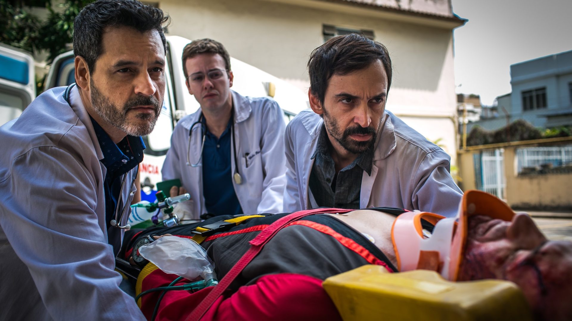Evandro ( Julio Andrade ), Charles ( Pablo Sanabio ) e Decio ( Bruno Garcia ) recebem paciente que caiu de paraquedas