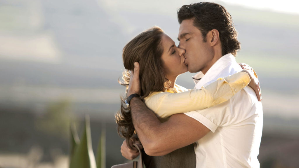 José Miguel (Fernando Colunga) e Valentina (Lucero) se beijam em A Dona (Divulgação / Televisa)