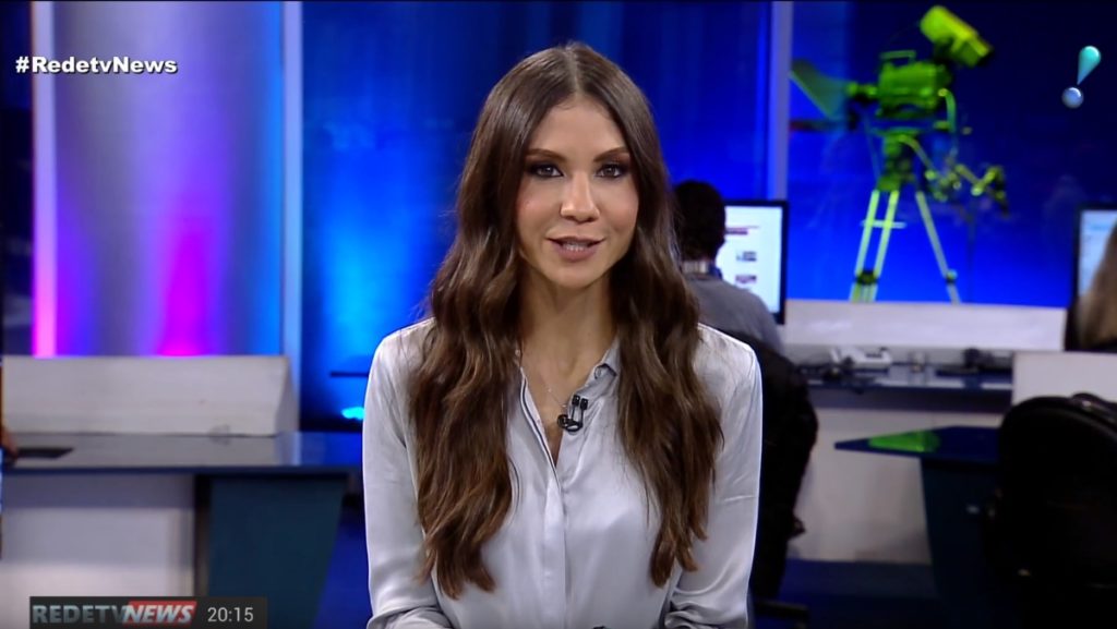 A jornalista Amanda Klein anunciou que está grávida de quatro meses (Reprodução: RedeTV!)
