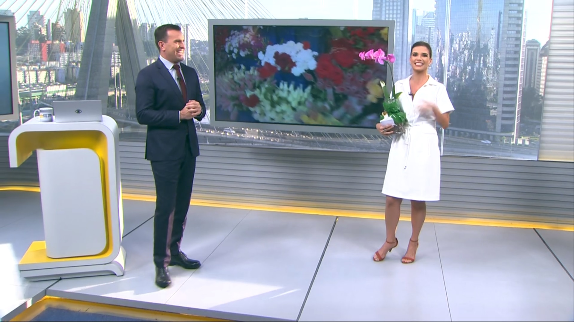 A jornalista Sabina Simonato ganhou um vaso de orquídeas no Bom Dia SP