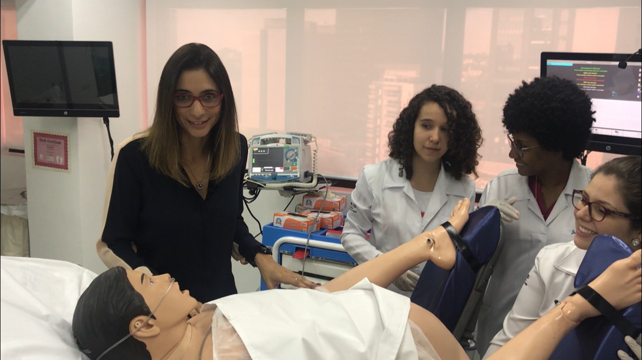 Estudantes de Medicina de São Paulo contam com a ajuda de robôs para simular partos e outros procedimentos médicos