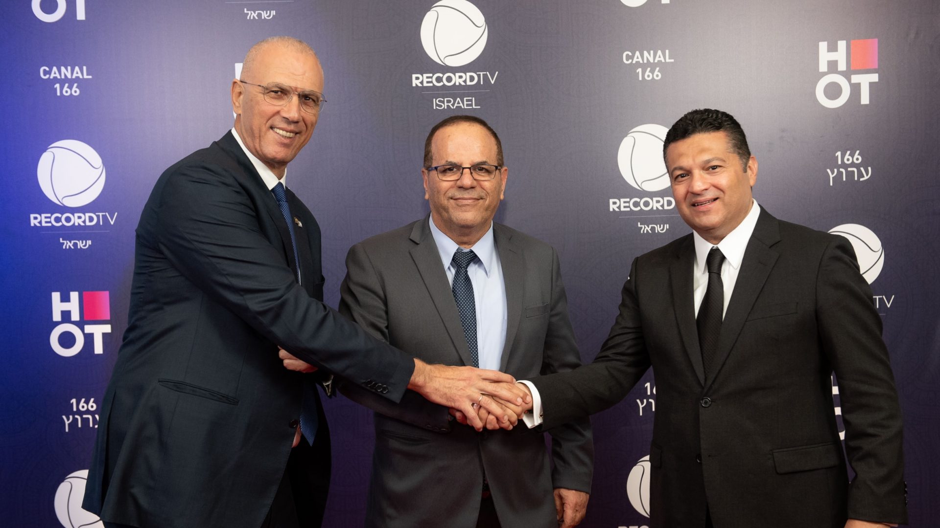 Da esquerda para a direita: Yossi Shelley, Embaixador de Israel no Brasil; Ayoob Kara, Ministro das Comunicações de Israel; e Marcelo Cardoso, CEO da Record TV Internacional