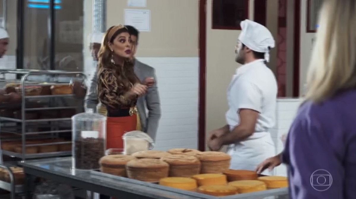 Maria da Paz (Juliana Paes) fala com seus funcionários na fábrica de bolos, em A Dona do Pedaço