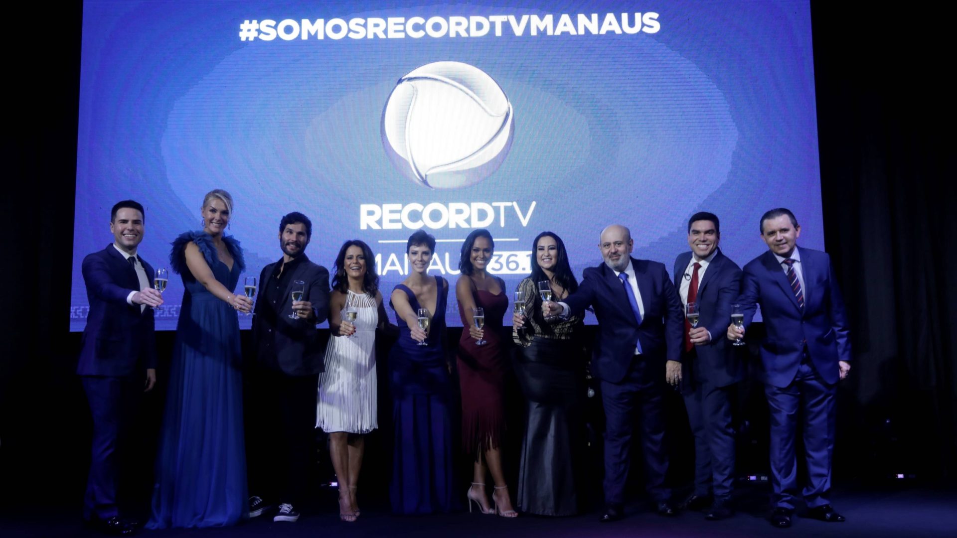 Elenco reunido no lançamento da Record TV Manaus