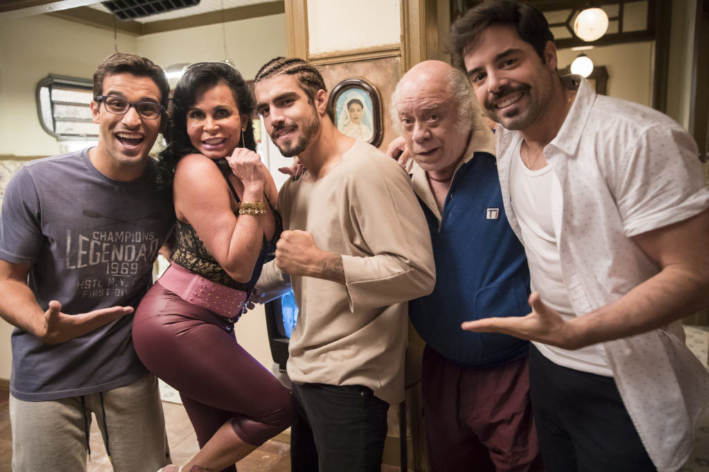 Zé Hélio (Bruno Bevan), Gina (Gretchen), Rock (Caio Castro), Chico (Tonico Pereira) e Abel (Pedro Carvalho) em A Dona do Pedaço