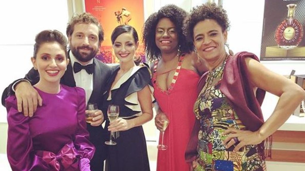 Shirley Cruz durante Festival de Cannes com Carol Duarte, Gregório Duvivier, Júlia Stockler e Bárbara Santos