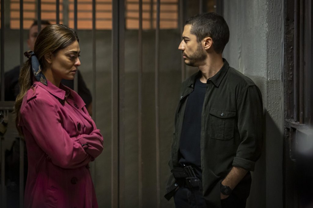 Maria da Paz (Juliana Paes) conversa com Camilo (Lee Taylor) após ser presa em A Dona do Pedaço
