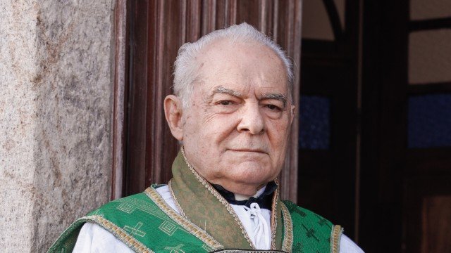 Othon Bastos como Padre Venâncio em Confira Othon Bastos caracterizado para a novela Éramos Seis (Divulgação / Globo)