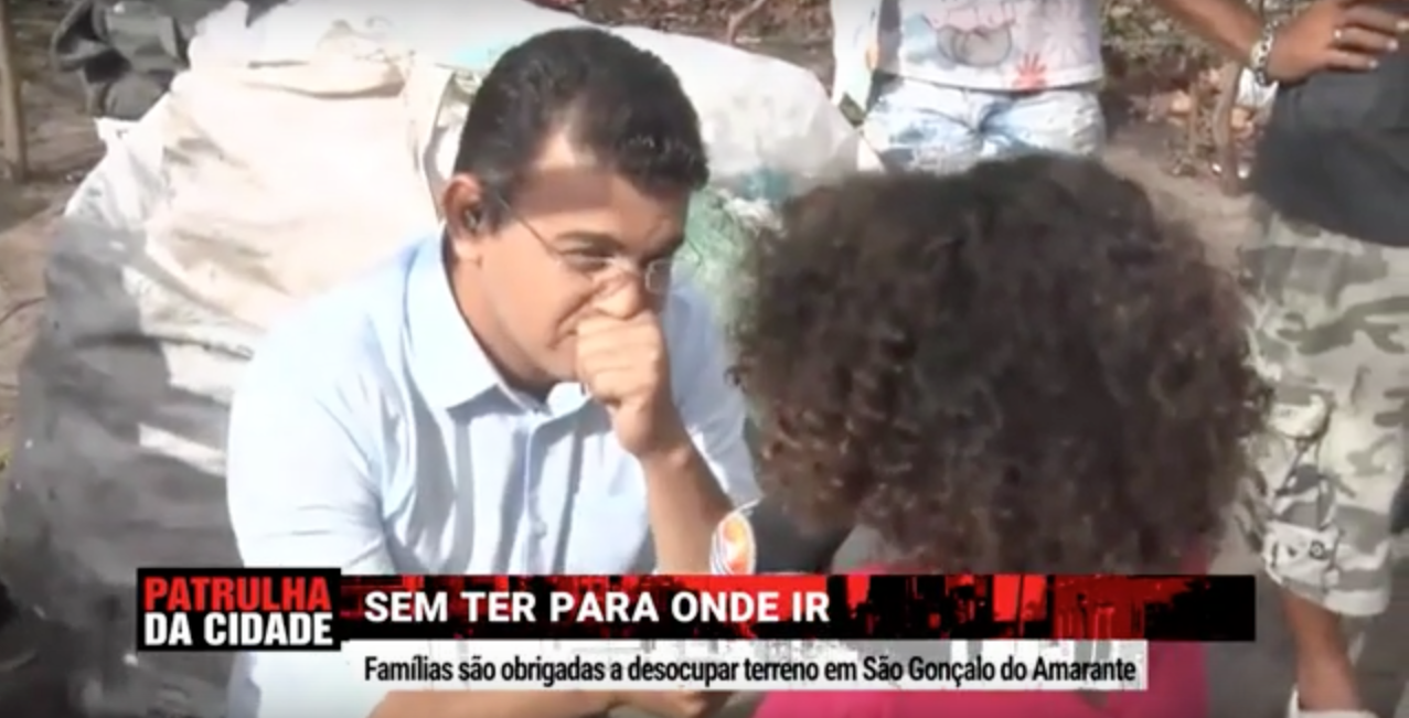 Repórter do SBT chorando ao ver garota de 5 anos ser despejada com os pais (Reprodução/TV Ponta Negra/SBT)