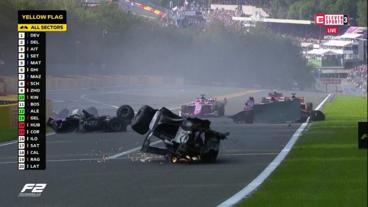 Acidente grave com cinco carros cancela corrida 1 da Fórmula 2 na Bélgica (Reprodução: Eleven Sports)